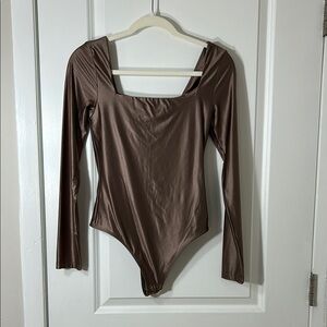 Babaton Satinette Squareneck Longsleeve Bodysuit Deep Taupe
